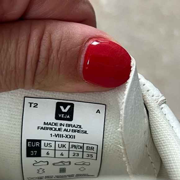 Veja leather lace up sneaker size 36 but I am a size 7 and fits perfectly. - Picture 6 of 6